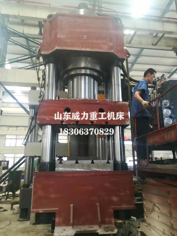 2000吨热锻成型液压机生产装配图片
